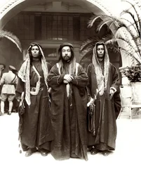 Sherif Abdullah (Mitte) mit Scheich Jwayber el-Otaiby (rechts) vom Otaibeh-Stamm, 1921